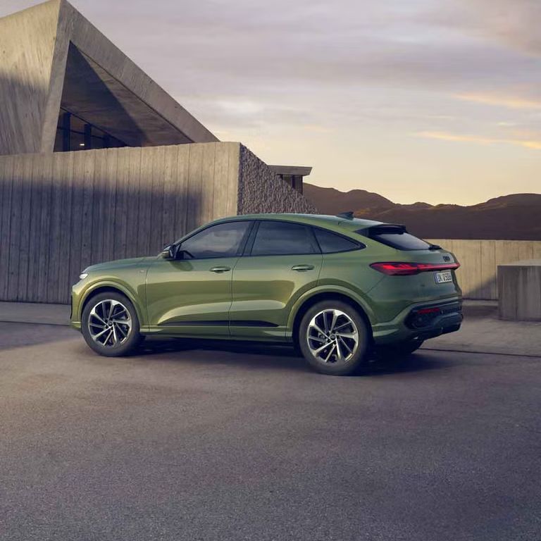 Seitenansicht eines grünen Audi Q5 Sportback