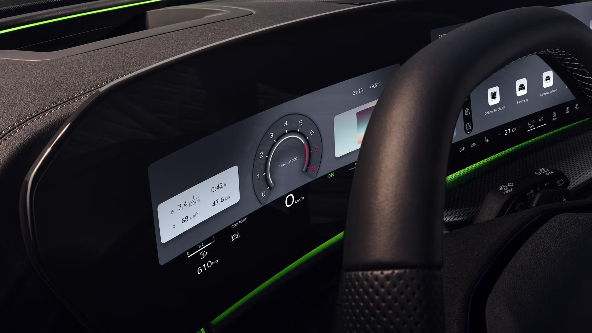 Blick durch das Fahrerfenster in das Cockpit des Q5 SUV. Zu sehen sind das Audi virtual cockpit auf dem Fahrerdisplay und das grüne Interaktionslicht am unteren Rand der Windschutzscheibe.