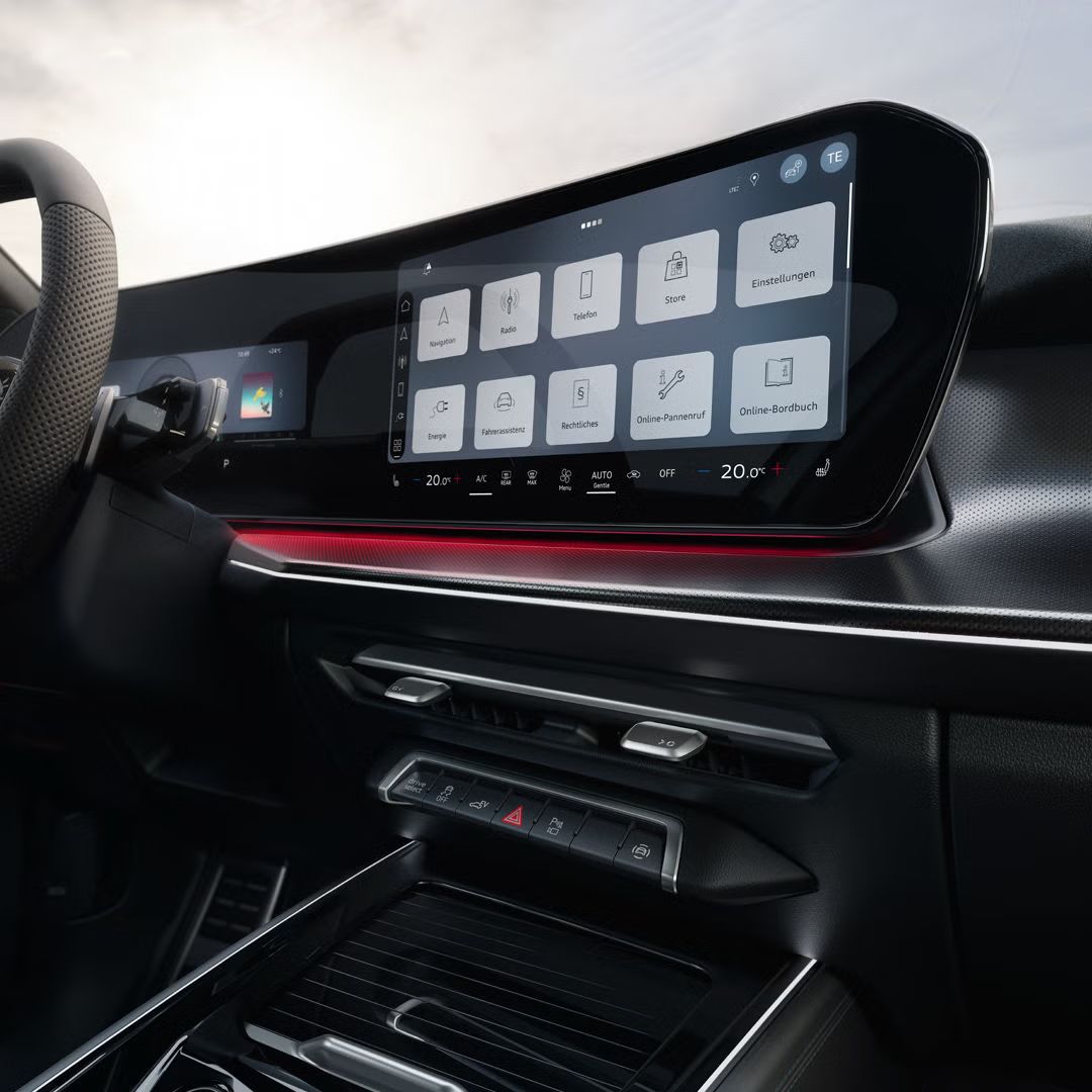 Das Interior des Q3 Sportback e-hybrid mit Lenkrad, Panoramadisplay und rotem Ambiente-Lichtpaket.	