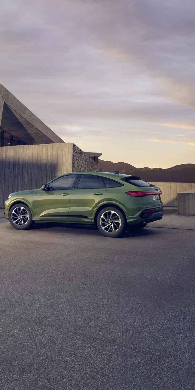 Seitenansicht eines grünen Audi Q5 Sportback