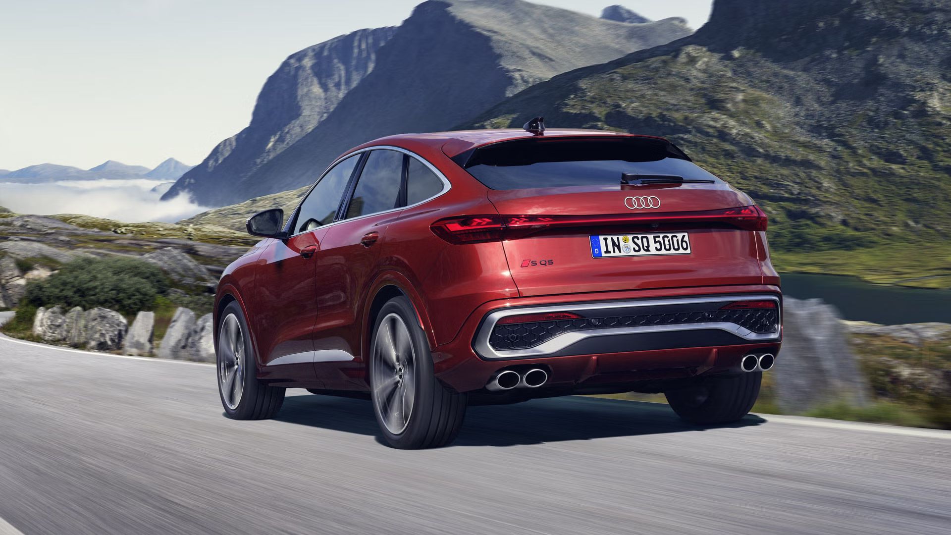 Dynamische Heckansicht des Audi SQ5 Sportback