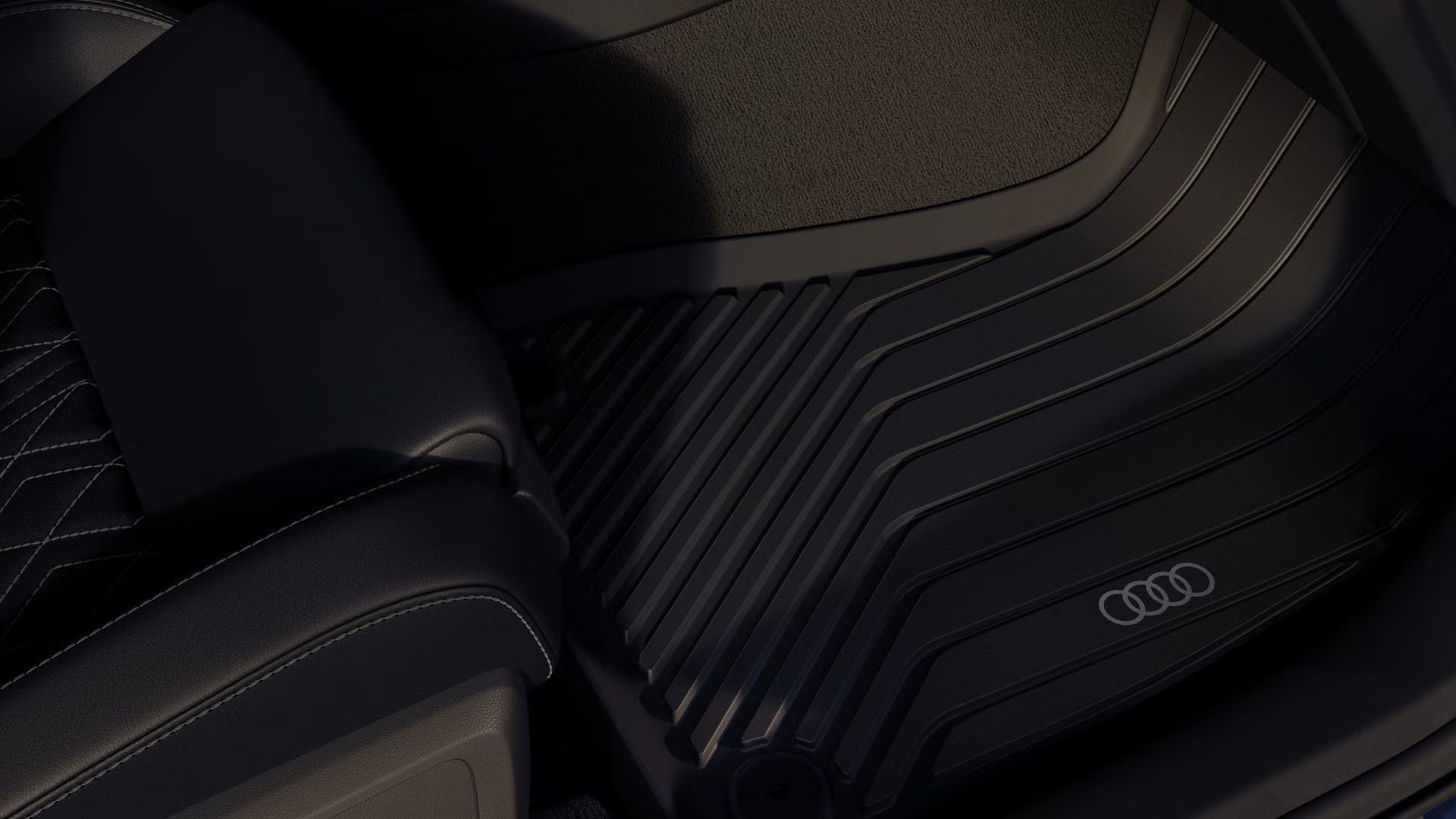 Nahaufnahme der Fußmatte mit Audi Logo im Fußraum der A5 Limousine.