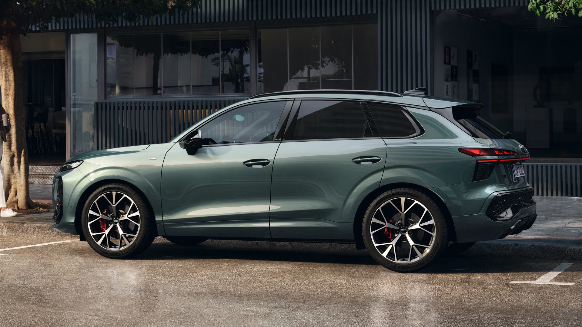 Ein Q3 SUV parkt vor einem Gebäude