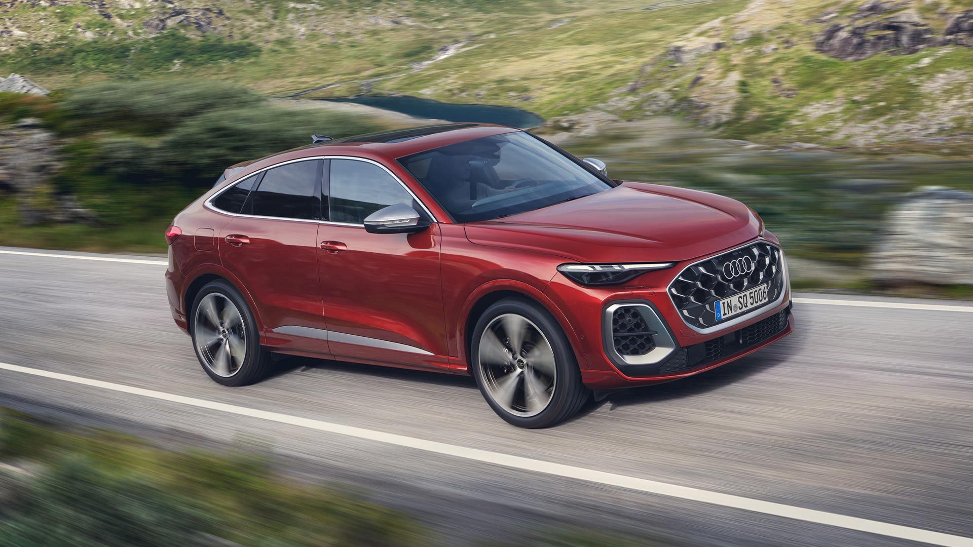 Seitenansicht eines fahrenden, roten Audi SQ5 Sportback