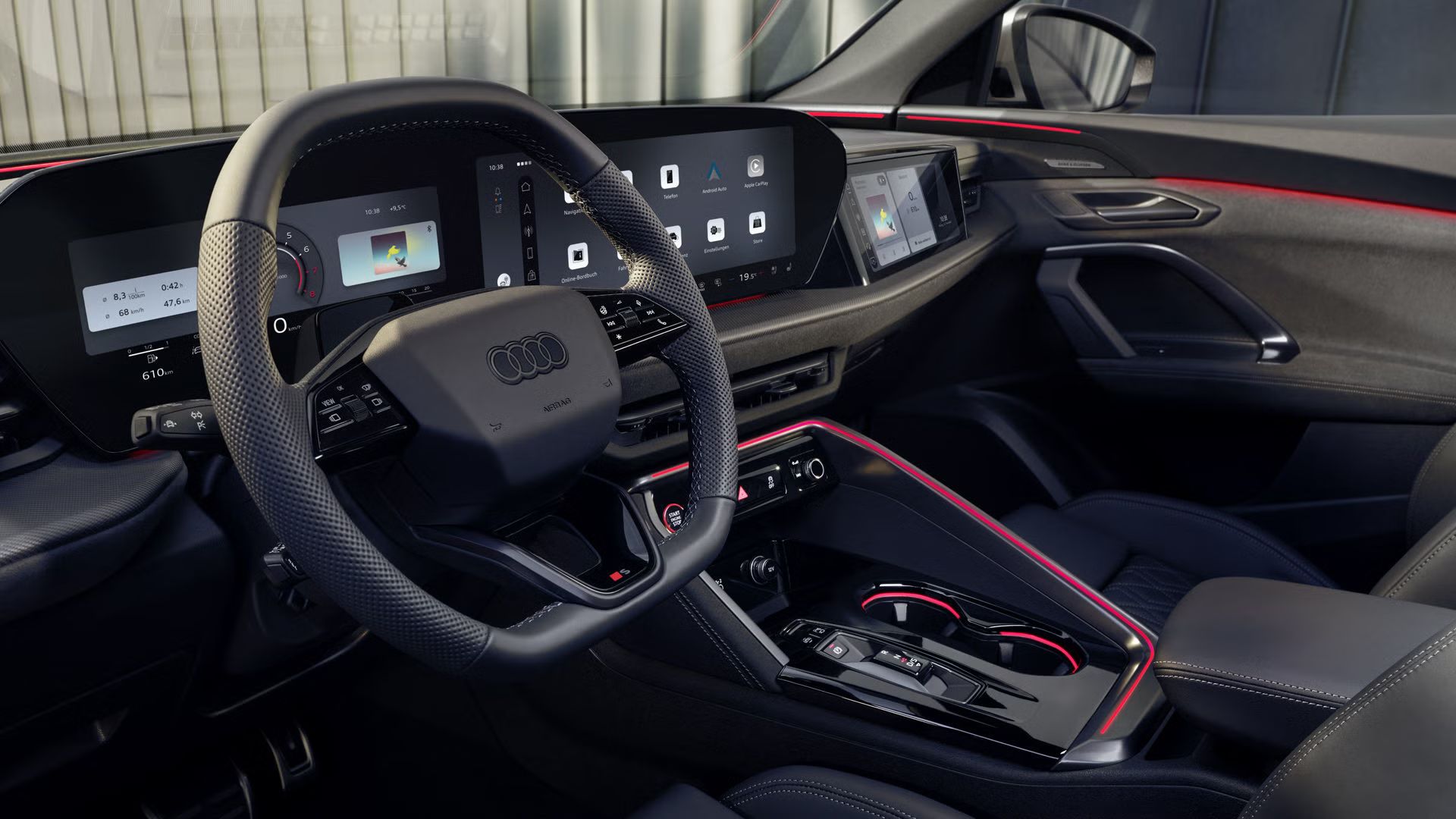 Blick in das Cockpit des SQ5 Sportback durch das Fahrerfenster. Zu sehen sind die verschiedenen Displays im Cockpit, sowie die rote Ambiente Beleuchtung.