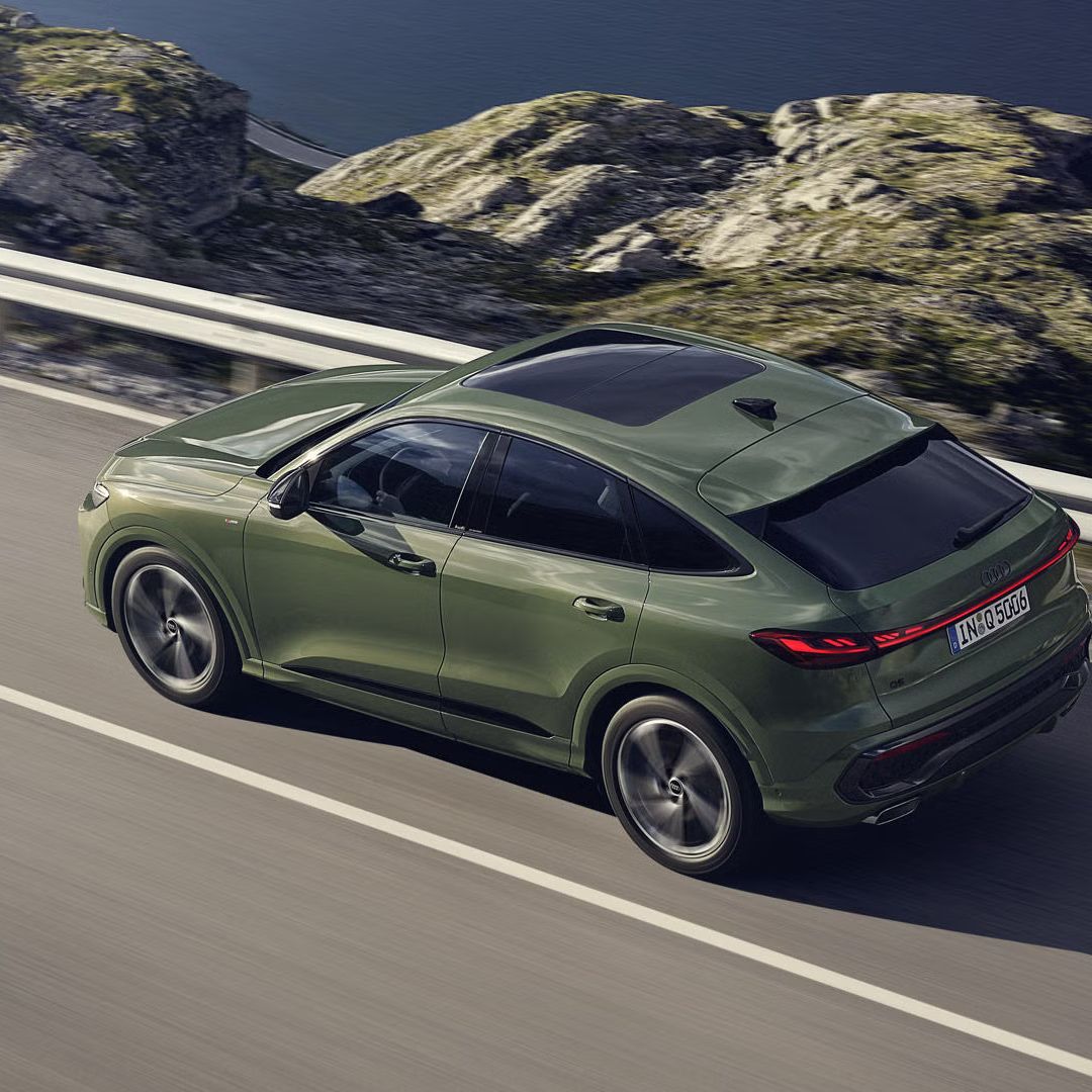 Dynamische Ansicht des Audi Q5 Sportback von oben